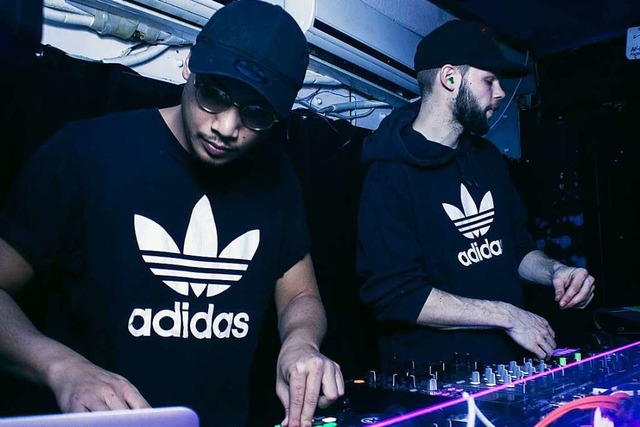 DJ Wuk (links) und DJ Synthlizer lege...Silvester in der Bar am Funkeneck auf.  | Foto: privat