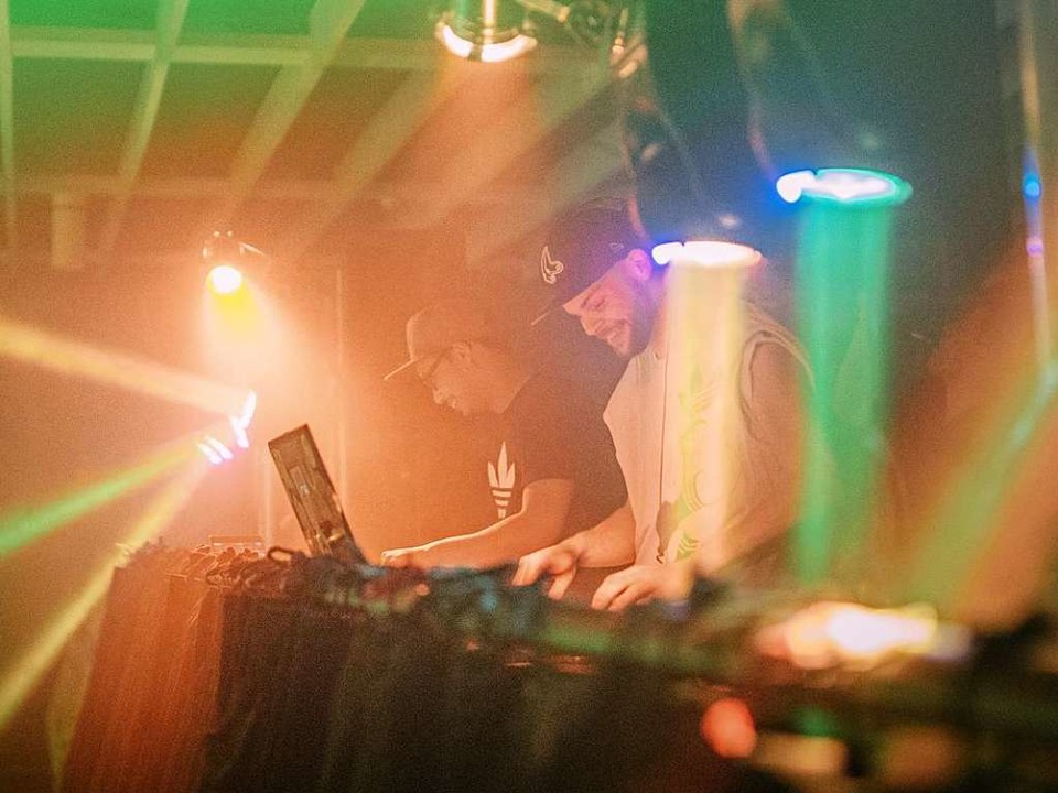 DJ Wuk (links) und DJ Synthlizer lege...Silvester in der Bar am Funkeneck auf.  | Foto: privat