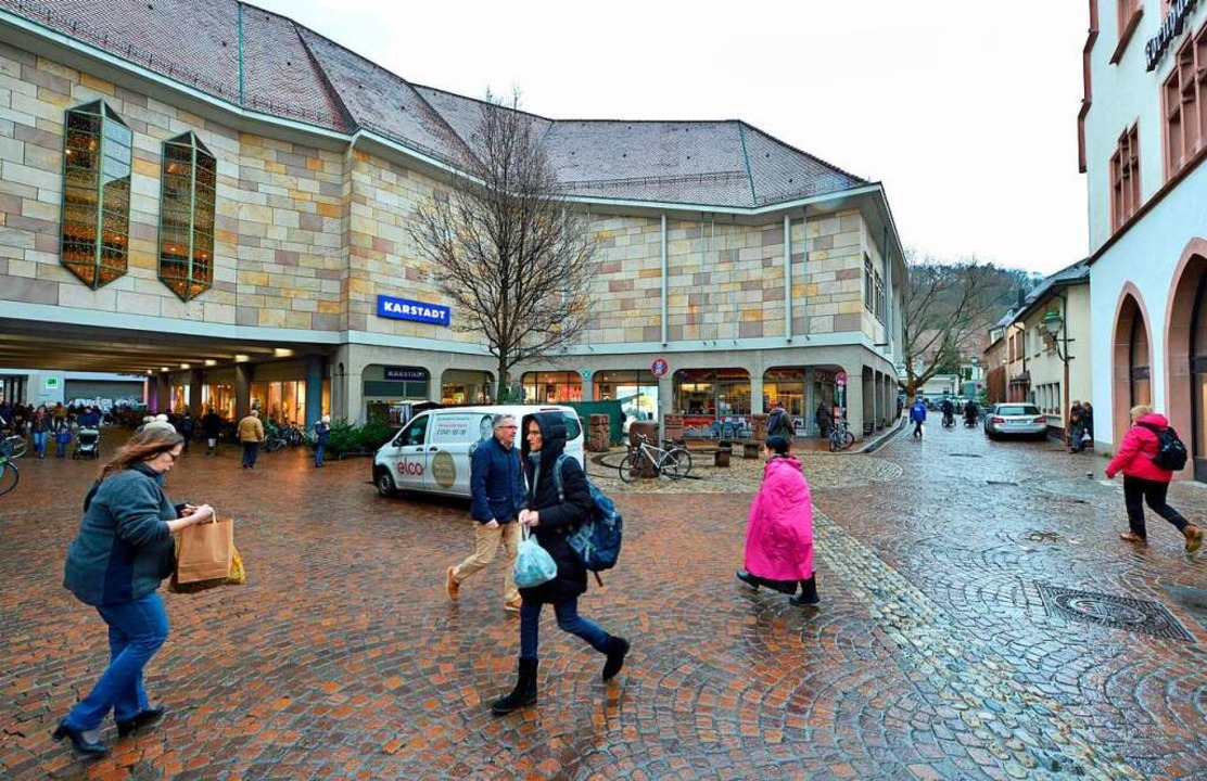 Der Platz zwischen Karstadt-Hauptgebu...der Vorkriegsbebauung nicht mithalten.  | Foto: Michael Bamberger