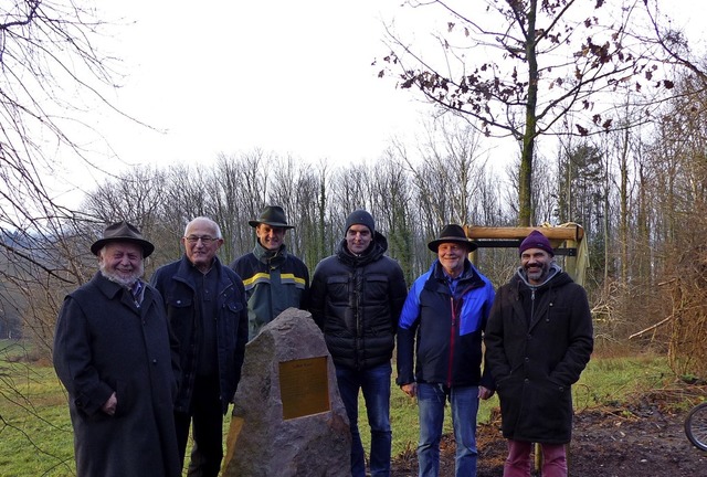 Die Akteure am Lotharstein und -baum: ...esner und Steinmetz Frank Rothbcher.   | Foto: Ekkehard Klem