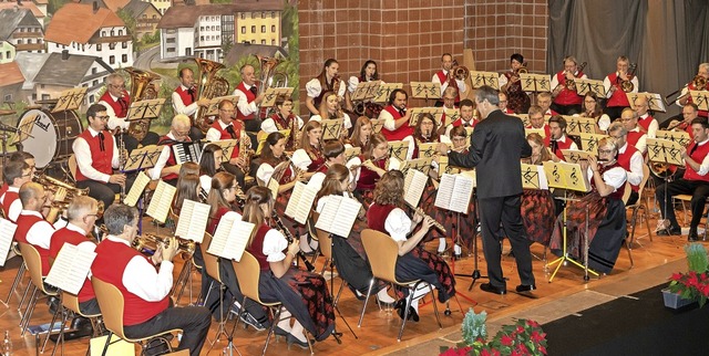 Dirigent Georg Seidler hat bei seinem ...in der Schwarzwaldhalle   ihr Bestes.   | Foto: Wilfried Dieckmann