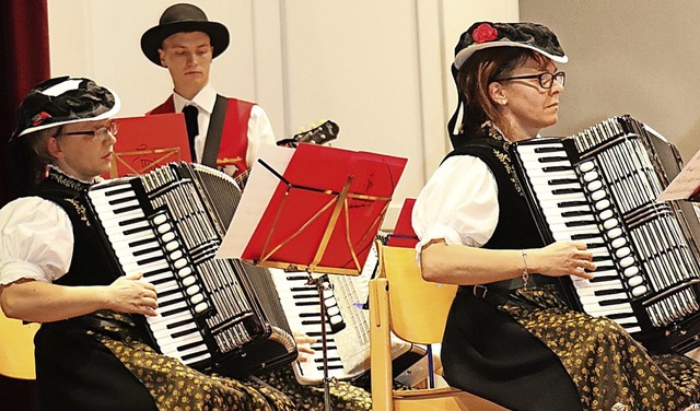 Voll gefordert waren die Musiker bei  ...ury.  Tim Knig spielte dazu Gitarre.   | Foto: Dieter Maurer