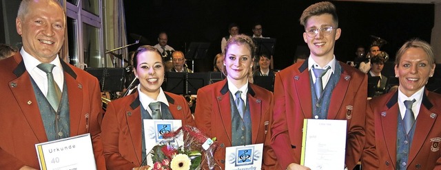 Ehrungen beim MV Dillendorf (v.l.):  R...chts die Vorsitzende Melanie Dietsche.  | Foto: Erhard Morath