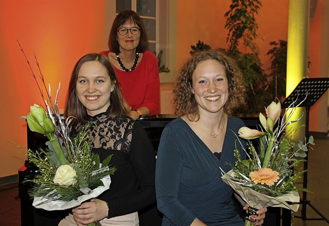 Lena Kietz (von links), Claudia Barst ...n das neue E-Piano im Brgerhaus ein.   | Foto: Christiane Franz