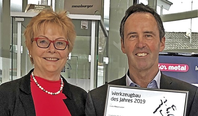 Monika und Otmar Gutmann mit der Auszeichnung  | Foto: Privat