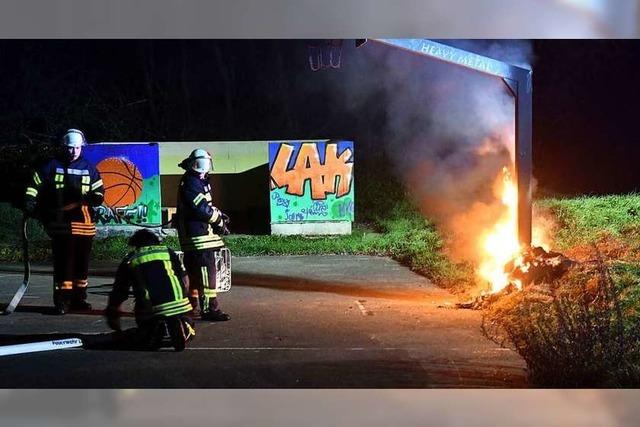 Feuerwehr löscht Brand auf Basketballplatz in Langenwinkel
