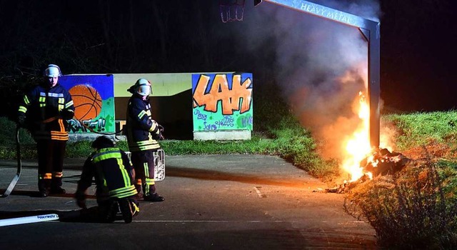 Am Sonntagabend war die Feuerwehr auf dem Basketballplatz im Einsatz.  | Foto: Wolfgang Knstle