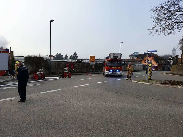 Die Johanniterstrae musste fr den Durchgangsverkehr gesperrt werden.  | Foto: Feuerwehr Heitersheim