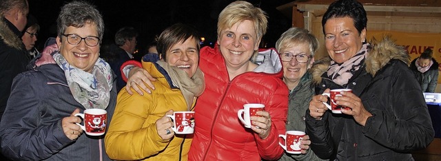 Diese Damenriege hatte auch ohne Mnner sichtlich Spa im Winterdorf.  | Foto: Andreas Bhm