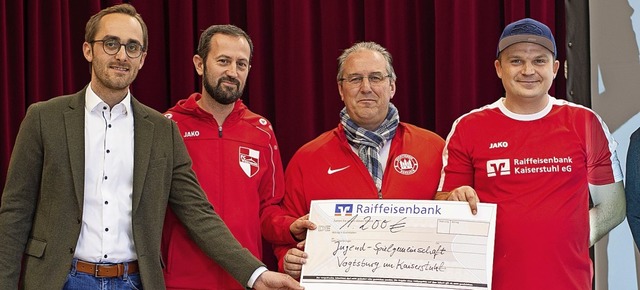 Brgermeister Benjamin  (links) berre...r Fuball-Spielgemeinschaft Vogtsburg.  | Foto: privat