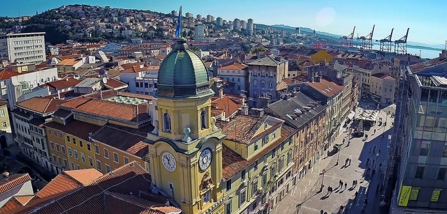 Stadt der Gegenstze &#8211; auf den H...adtturm prgt die malerische Altstadt.  | Foto: Damir Jevti