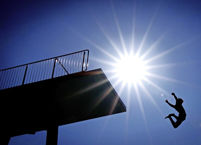 Mehr als 40 Grad hatte es im Juli an v...alf nur ein Sprung ins khlende Nass.   | Foto: Friso Gentsch (dpa)