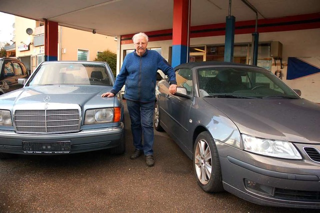 Oldtimer zu Oldtimern: Josef Zehnle sc...ine Werkstatt in Lahr Ende des Jahres.  | Foto: Wolfgang Beck