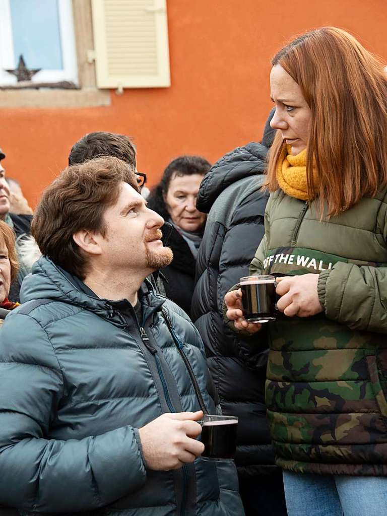 Whrend die Lufer auf der Strecke des Silvesterlaufs waren, nutzten viele Zuschauer die Zwischenzeit bis zum Zieleinlauf fr Gesprche und einen wrmenden Glhwein.