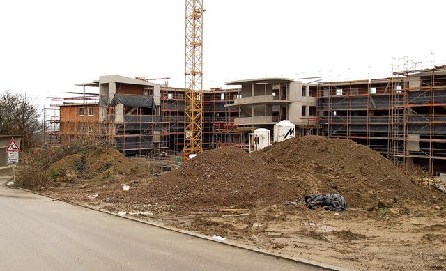 Krne, Baufahrzeuge und Baumaterialien...ein groes Mietshaus mit 31 Wohnungen.  | Foto: Jutta Schtz