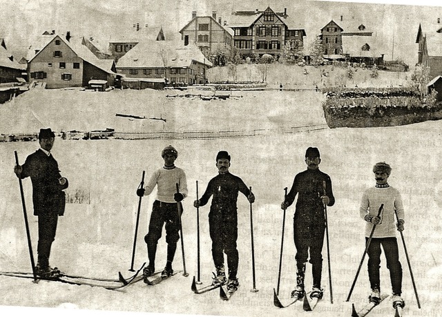 Der Skiclub mit Skifahrern im Graben (heute Kurgarten), vor dem Jahreswechsel.  | Foto: Roland Weis