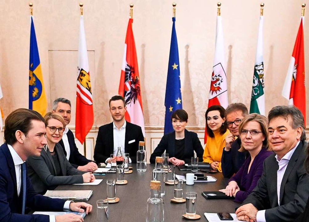 ÖVP-Chef Sebastian Kurz (l) und Grünen...er Fortsetzung der Koalitionsgespräche  | Foto: Herbert Neubauer (dpa)