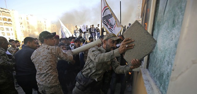 Auch Mitglieder pro-iranischer Milizen...Shaabi   nahmen an den Protesten teil.  | Foto: AHMAD AL-RUBAYE (AFP)