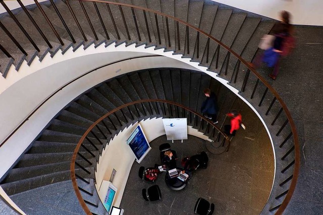 Das Treppenhaus im Kollegienhaus der U... von einer Veranstaltung zur nchsten.  | Foto: Ansgar Taschinski