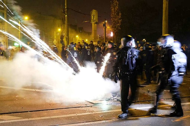 Polizisten rumen eine Kreuzung im Sta...nksautonomen und der Polizei gekommen.  | Foto: Sebastian Willnow (dpa)