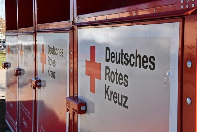 Feuerwehr lscht brennenden Altkleidercontainer in Lrrach