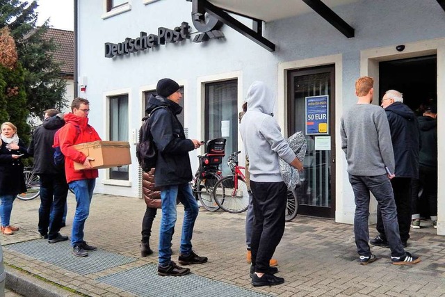 Im Weihnachtsgeschft mssen Kundinnen...Georgen steht ein Betreiberwechsel an.  | Foto: Uto R. Bonde