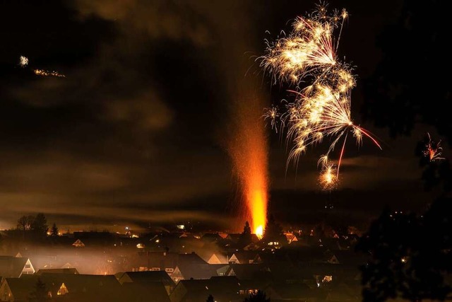 Brennende Hecke stiehlt Feuerwerk in Kirchzarten die Show  | Foto: Privat