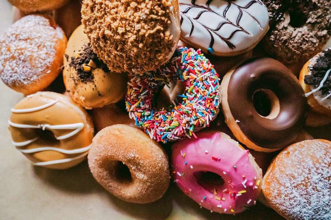 Es gibt doch nichts Schneres als bunte Donuts.  | Foto: Rod Long (unsplash.com)