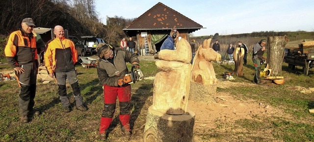 Bei schnstem Winterwetter formten zehn Knstler ihre Unikate in Tutschfelden.   | Foto: Reiner Merz