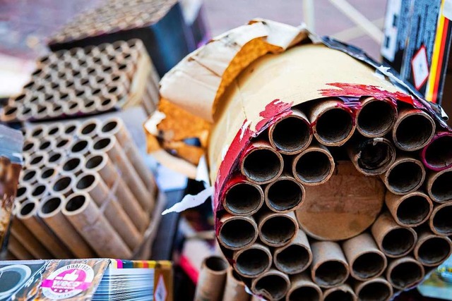 Die groen Feuerwerksbatterien knnen ...einigung von Hand eingesammelt werden.  | Foto: Moritz Frankenberg (dpa)