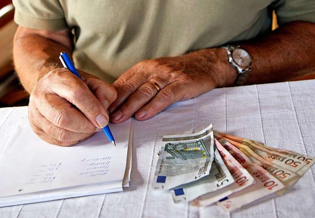 Manche Rentnerinnen und Rentner sind ...en Geld tatschlich bei ihnen ankommt.  | Foto: Andreas Gebert (dpa)