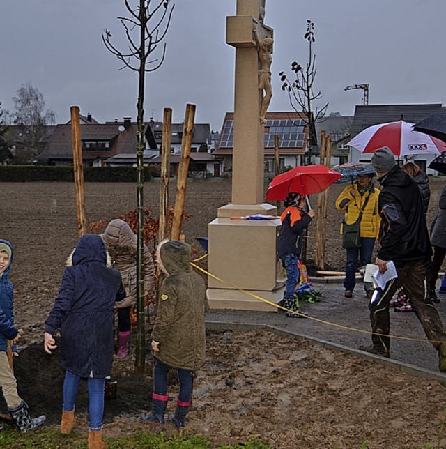 Unter Anleitung von Stephan Lemper (re...kinder mehrere Bsche und zwei Linden.  | Foto: Hans-Jochen Voigt