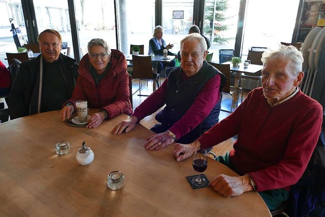 Dietmar Fischer, Jeanette Hemmer, Alfo...tauschen sich gern im Rathauscaf aus.  | Foto: Victoria Langelott