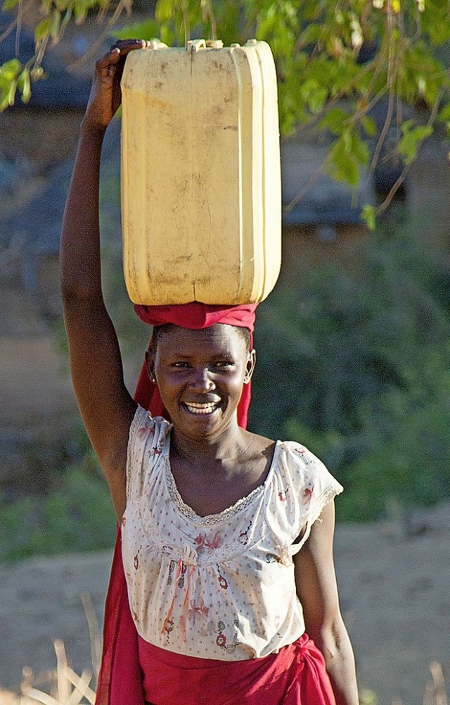 Sudanesin beim Wasserholen  | Foto: Laura Wagenknecht