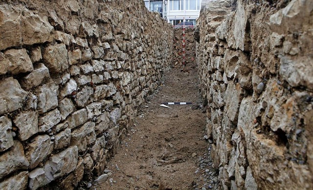 Der zwei Meter tiefe, gemauerte Kanal,...ligen Legionrslager freigelegt wurde.  | Foto: Kantonsarchlogie