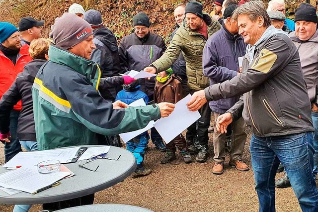 Auktionator und Revierfrster Jrgen B... Listen mit den jeweiligen Holzposten.  | Foto: Julius Wilhelm Steckmeister