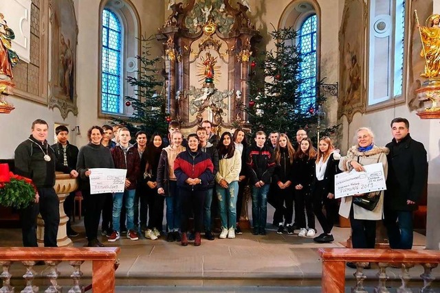 Die Firmanden aus Eschbach bergaben d...rojekt im Rahmen eines Gottesdienstes.  | Foto: Privat