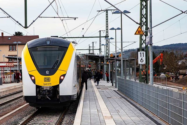 Neue S-Bahn am Gottenheimer Bahnhof: V...ndentakt nach und von Endingen fahren.  | Foto: Hubert Gemmert