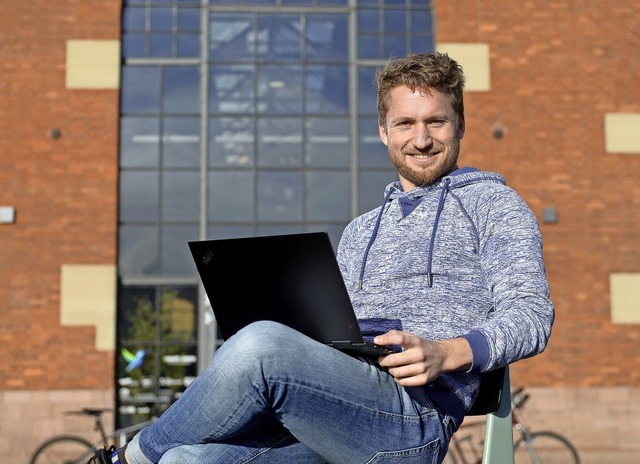 Phillip Grimm arbeitet an einem Contai...in der Lokhalle, oder auch mal davor.   | Foto: Ingo Schneider