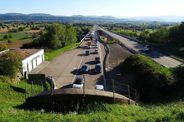 Vor dem Nollinger Bergtunnel staute es sich am Freitag (Archivbild).  | Foto: Boris Burkhardt