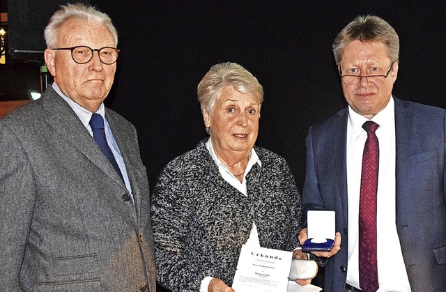 Mit der Brgermedaille ausgezeichnet w...rechts Brgermeister Andreas Wiener.   | Foto: Ulrike Jger