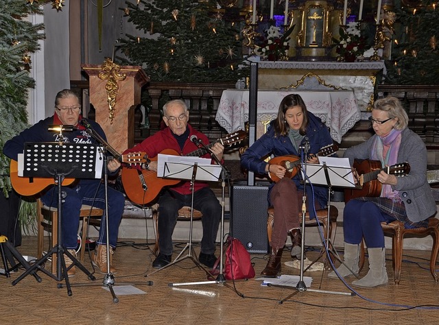 Die Instrumentalisten  (von links) Joh...ten die vielen Sngerinnen und Snger.  | Foto: Roland Vitt