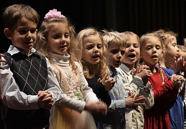 Kinder auf der Bhne bei der Nacht der...r BZ-Weihnachtsaktion Hilfe zum Helfen  | Foto: Barbara Ruda