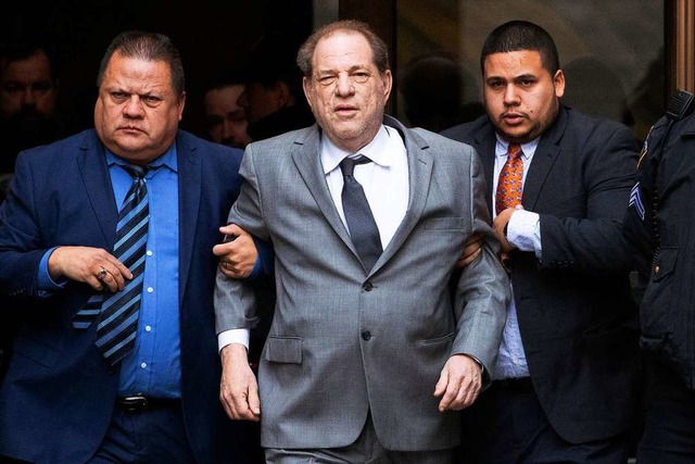 Harvey Weinstein (M), US-Filmproduzent...zu einer Kautionsanhrung vor Gericht.  | Foto: Mark Lennihan (dpa)