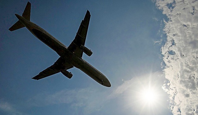 Wer zu spt am Flughafen ankommt, ist ...ld, wenn das Flugzeug ohne ihn abhebt.  | Foto: Boris Roessler