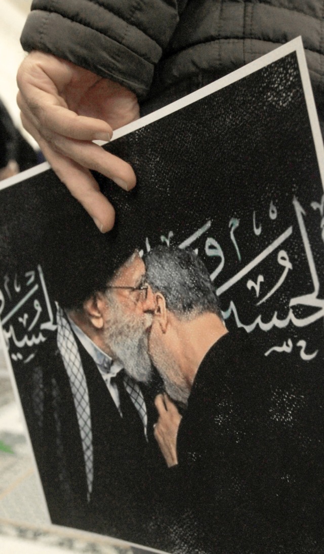 Ein Anhnger der Hisbollah hlt ein Fo... Ali Khamenei Ghassem Soleimani ksst.  | Foto: MAHMOUD ZAYYAT (AFP)