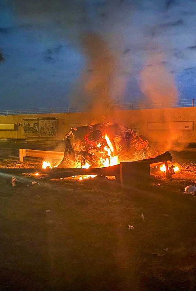 Das Bild links  zeigt das von einer Ra... zerrissen Demonstranten die US-Fahne.  | Foto: - (dpa)