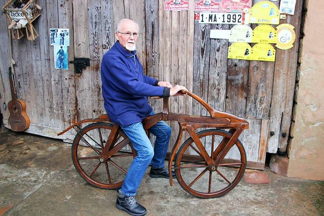 Edwin Zitelmann hat die fast 200 Jahre alte Draisine mhevoll restauriert.  | Foto: Werner Schnabl