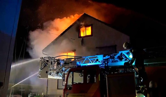 Hell lodern die Flammen: Ein alter Kh...von Familie Haag vollkommen zerstrte.  | Foto: Wolfgang Knstle