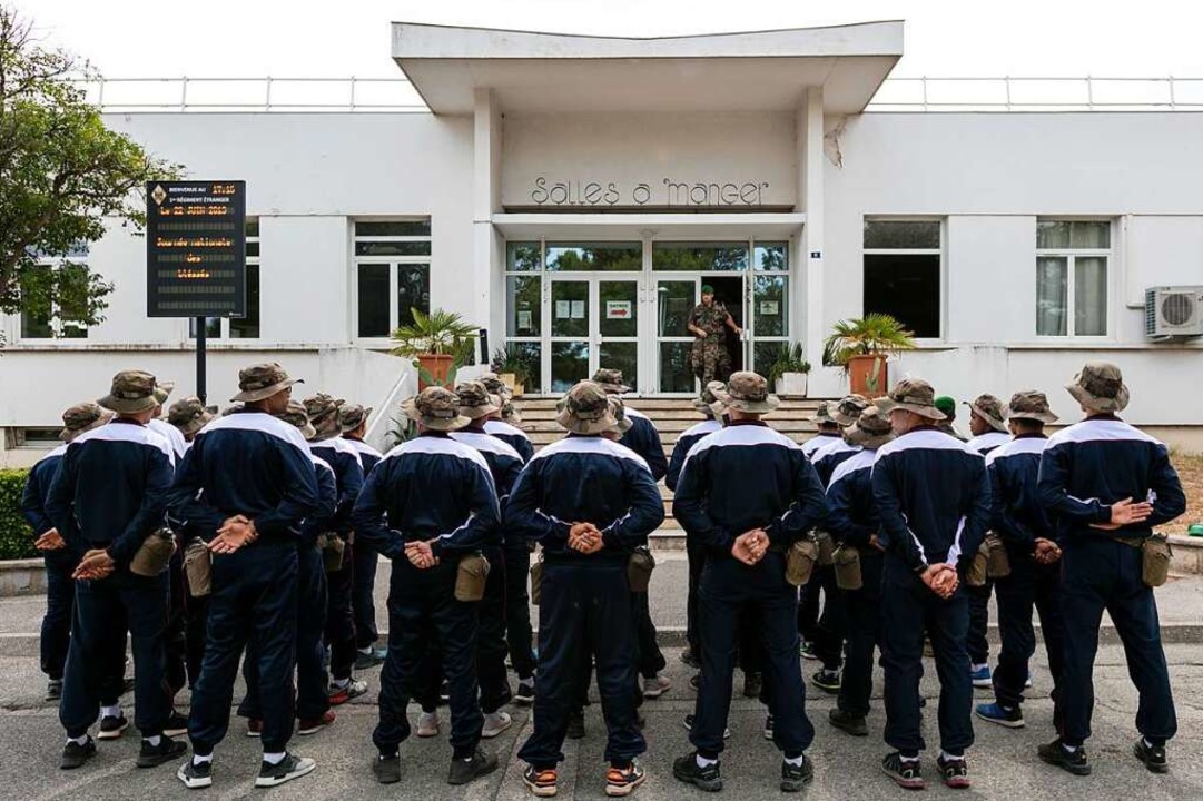 Sie wollen Legionre werden: Bewerber ...ne auf dem Gelnde des Hauptquartiers.  | Foto: Julian Salinas
